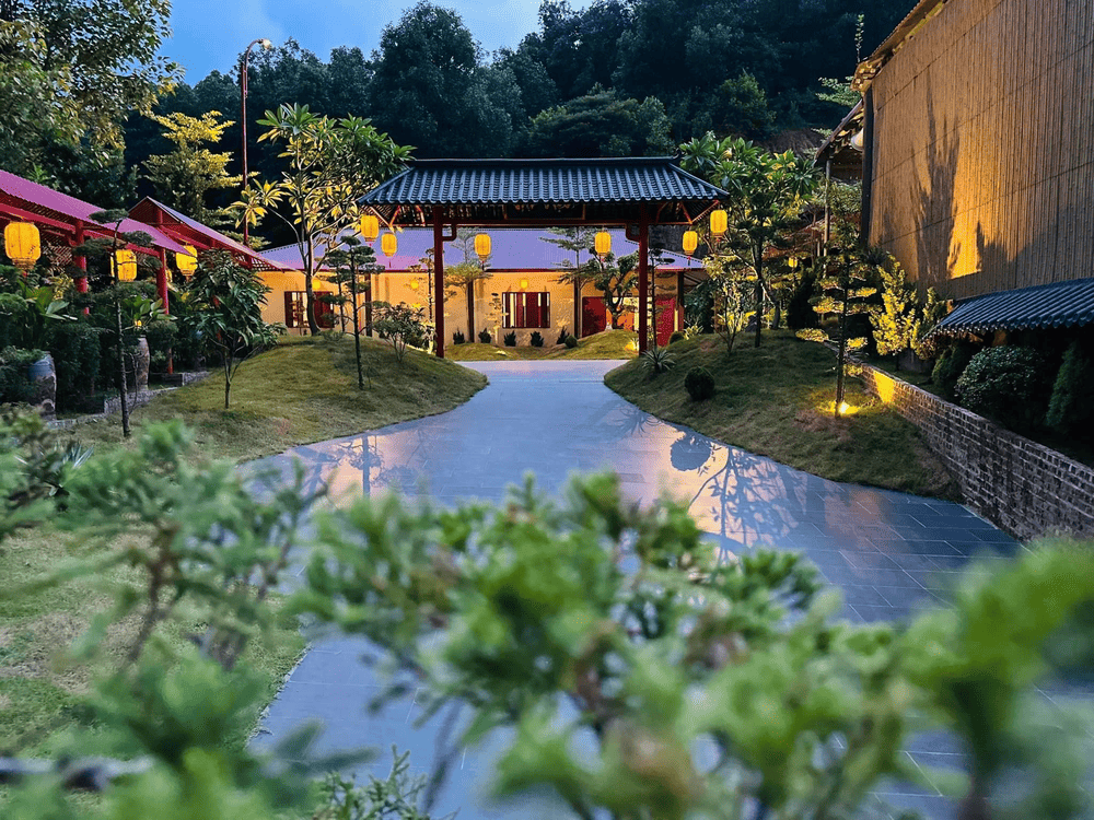 Khu vực ph&iacute;a dưới bao gồm giảng đường, nh&agrave; nghỉ, bếp ăn, thư viện v&agrave; văn ph&ograve;ng phục vụ c&aacute;c hoạt động tu học, c&oacute; thể đ&oacute;n tiếp h&agrave;ng trăm người c&ugrave;ng l&uacute;c (Nguồn: Fanpage Ch&ugrave;a C&acirc;y Thị)